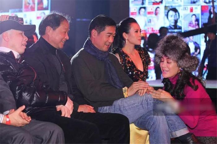 宁静|宁静当年蹲在张国立脚边说话，表情谄媚，一旁的章子怡满脸不屑！