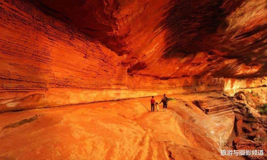 丹霞地貌：中国最大的丹霞地貌，有等距排列的瀑布奇观，还有侏罗纪残遗种