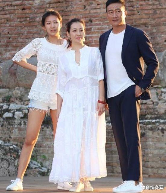 胡军|52岁胡军与妻子生活照曝光，两人是初恋，女儿已长成大美人