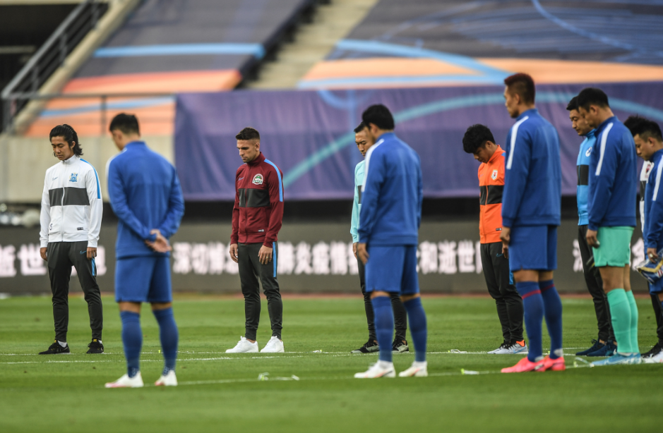 郑爽|郑智登场后，保利尼奥立马交出队长袖标，两队6张黄牌看出很火爆