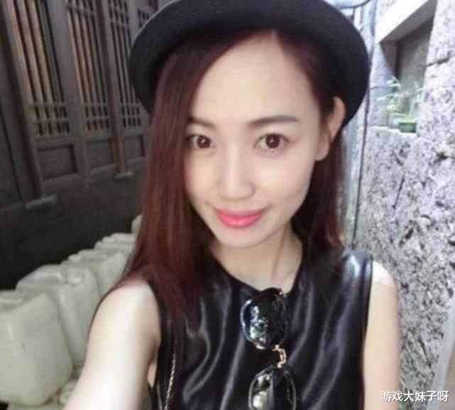 『娱乐圈』马蓉转行当主播，衣服故意不扣露出事业线，被喷后还咄咄逼人