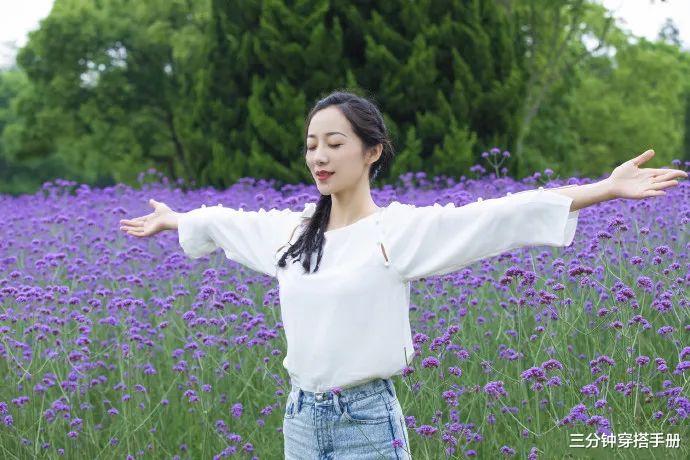 发型|韩雪这是美回18岁了吗？扎个小辫站花丛中，看着跟个仙女似的