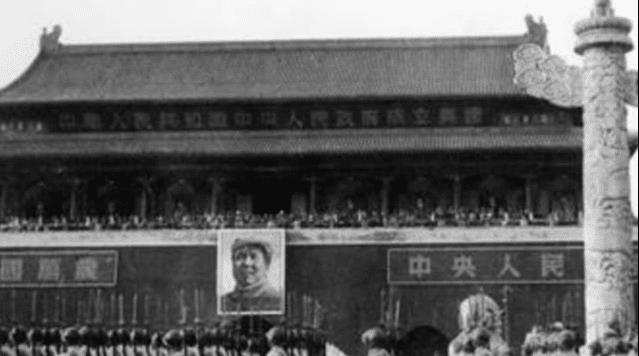 []天安门的城门上，曾挂过5个人的照片，你知道都是谁吗？