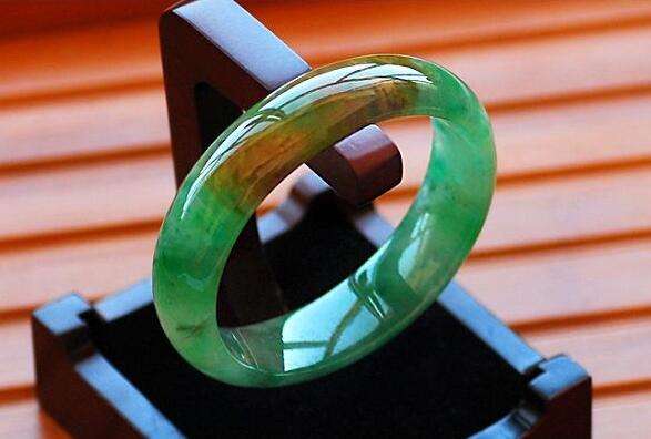 翡翠▲不会挑玉手镯？别急，教你两招！