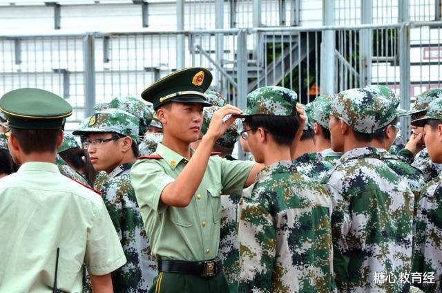 大学|大学女生在军训时，教官为什么总盯着你看？新生：幸好早知道