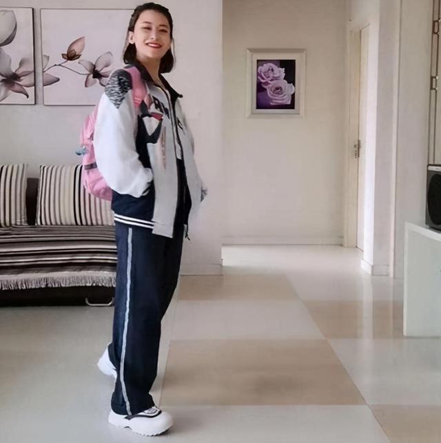 冻龄|40岁妻子穿上女儿校服，丈夫看到后不淡定，网友：想起了我的初恋