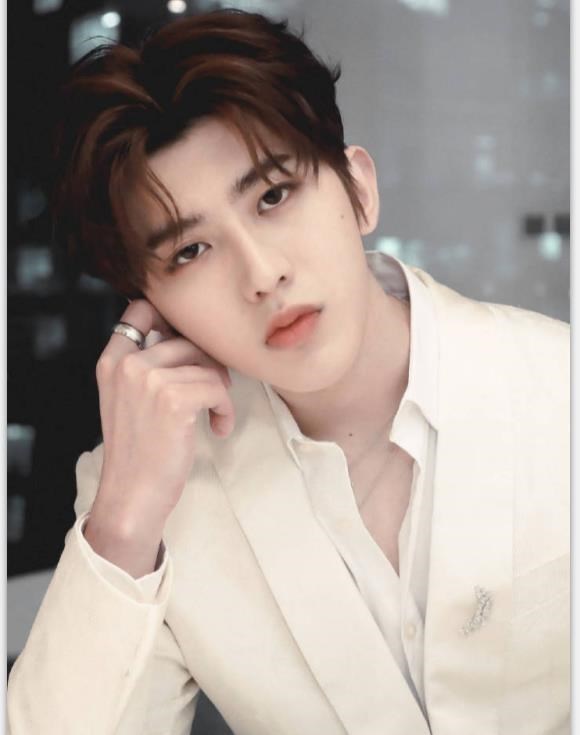 『演唱会』蔡徐坤用心操作新歌单曲,一天时间里拿下三个冠军