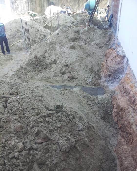 借用邻居一面墙, 不想中间留缝显得丑, 为节省建房成本不折手段了