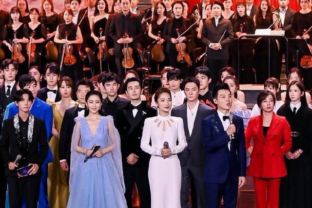 明星|明星大合唱集体翻车!p图太狠,64岁刘晓庆变香肠嘴,冯绍峰最惨