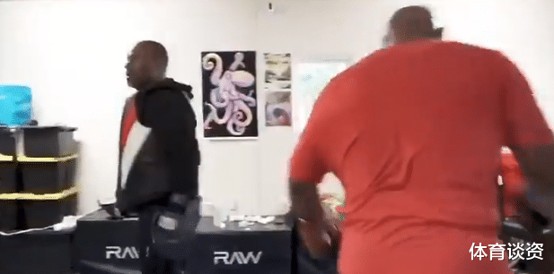 『』还没老！53岁泰森把陪练打懵，三拳都受不了，胡子全白仍要复出