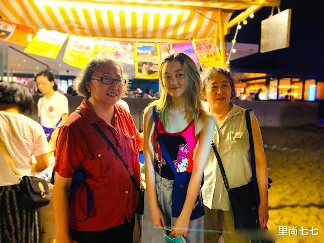 李嫣|路人拍下李嫣正脸！嘴部疤痕基本恢复，14岁穿露背装成熟曲线动人