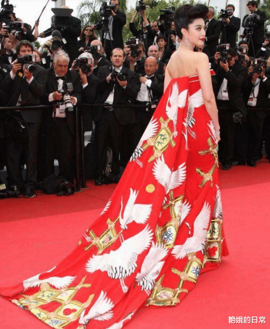 娱乐圈|“蹭红毯”被发觉的4位女星，每个都无比尴尬，这是谁给你们的勇气？