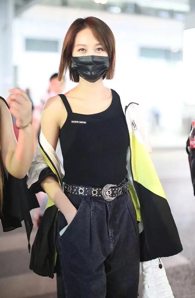藍盈瑩為秀身材太刻意，故意衣脫一半，在機場不是露腰就是秀香肩-圖6