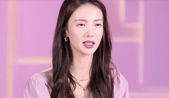 金晨|金晨节目中回忆恋情，暗讽邓伦太年轻，一句话道出分手原因