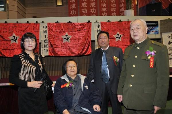 |此人曾是主席警卫,57岁时娶了主席小女儿,如今两人相扶相持生活无比朴素