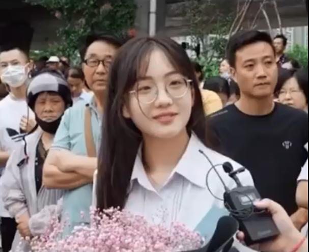 小姐姐|考场外手捧满天星的女孩火了，几天涨粉100多万，不签约不直播