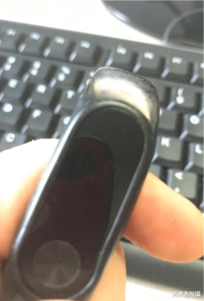 【小米科技】多人投诉小米手环屏幕亮度大幅降低，小米作出独家回应