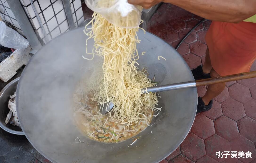 炒面|大爷开面馆做炒面，有肉有菜一碗面只要五元，一早上能卖出三大锅