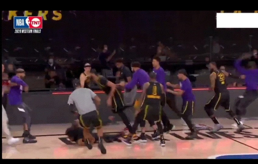 勒布朗·詹姆斯|最后2秒！AD三分绝杀后，霍华德冲进场内庆祝, 谁注意詹姆斯举动？