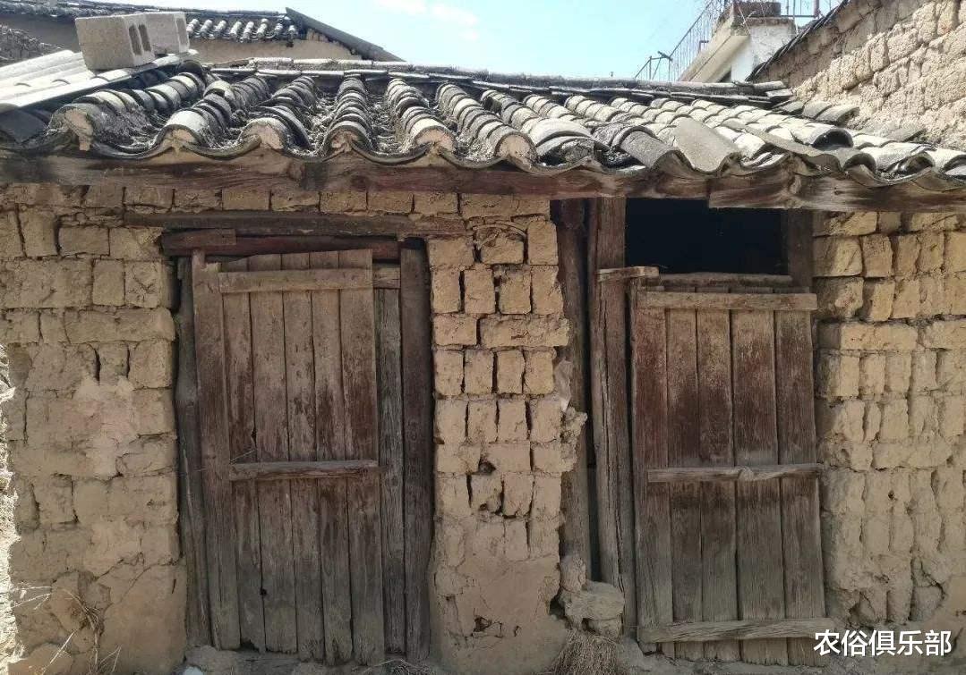 「」厕所和猪圈不能建在屋外？农村这项改造，你们村实现了多少？