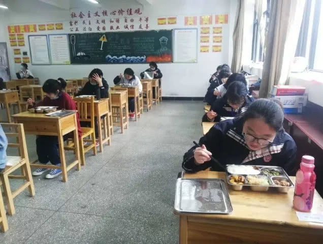 「」为何大学录取通知书里会有银行卡?别误会,是真有用!