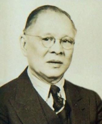 开国大典|中国末代黑帮老大，开国大典站在领导人身边，他的后代过得如何？