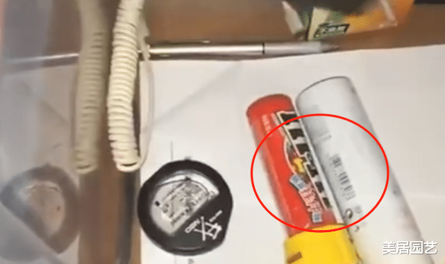 王一博|王一博录制《这就是街舞》随身携带肖战同款，看清是啥后，网友瞬间泪崩