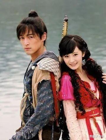 杨幂：《仙剑3》珍贵旧照！杨幂方脸浓妆认不出，唐嫣皮肤黝黑发际线高