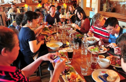 大闸蟹|在德国吃了大闸蟹，给了400元准备走，立马就被德国老板叫住