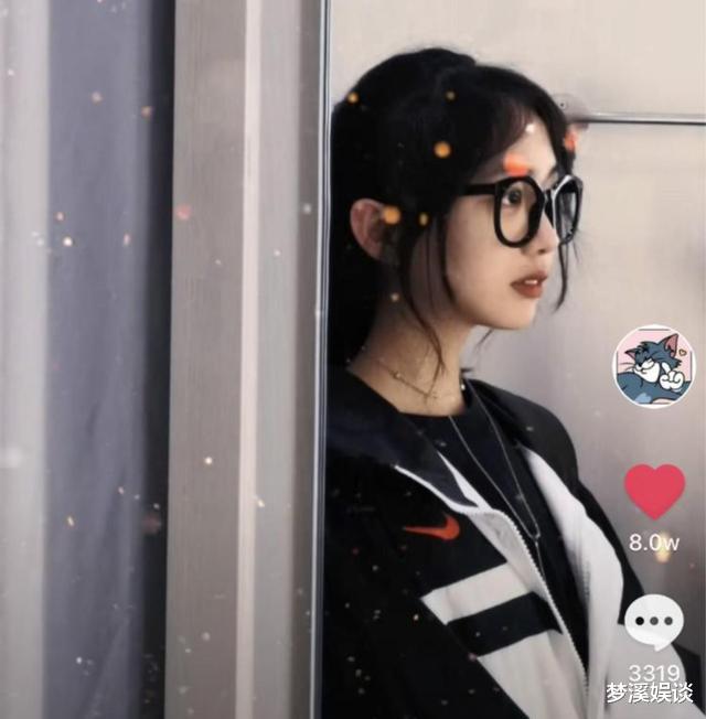 女孩|频繁上传美照，靠此涨粉两百多万，还说专心学业，无意当网红？