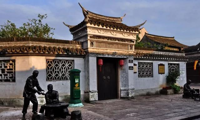 成都|两个同名字古镇,一个在上海人山人海,一个在成都无人问津