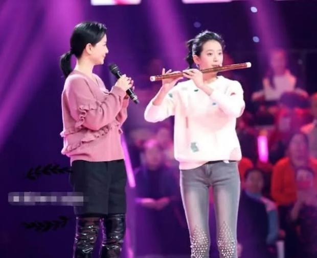 陶慧敏▲演员陶慧敏辟谣守寡,嫁给初恋很幸福,54岁与世无争美貌不减当年