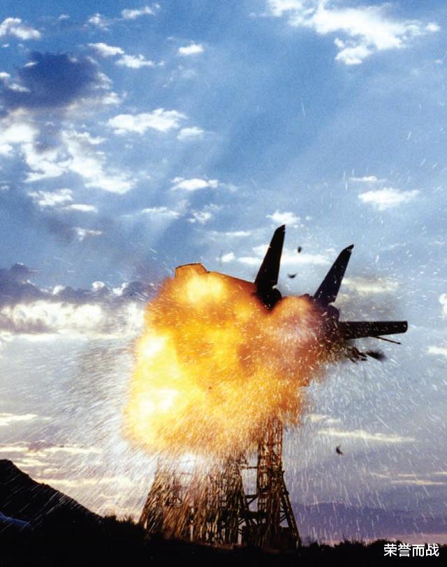 美军|神秘战机在中国湖上空爆炸，美军宣布击落目标，专家称这次麻烦了