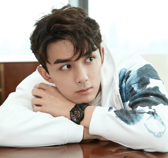 迪丽热巴▲迪丽热巴新剧开机，与小七岁弟弟组CP，古装剧中的姐弟恋？