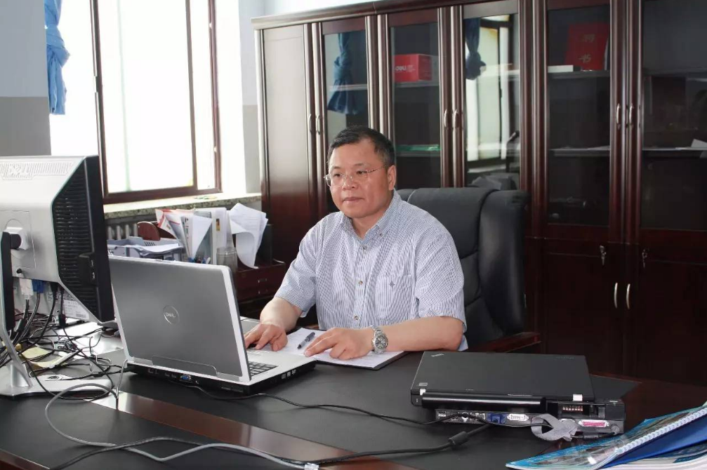 @他刚回中国，美国就将演习航母后退800海里，这到底是为什么？