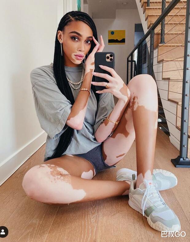 #勒布朗·詹姆斯#真不训练啊！35岁詹姆斯累到喘气，他却偷懒和白癜风女友做头发