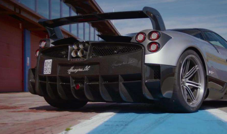 『上牌』3000万帕加尼车管所上牌，车牌挂上去后，车主：感觉损失上千万