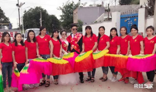 熊娃当家|11个姐姐凑32万为弟弟娶亲买房，网友：“伏弟魔”终究成炮灰