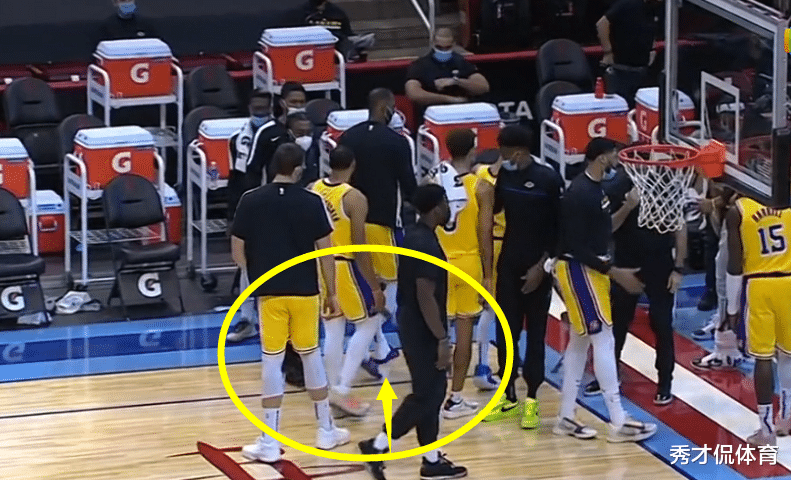 湖人队|三节半就换拖鞋,投完三分扭头笑看替补席狂魔乱舞,詹姆斯太秀了