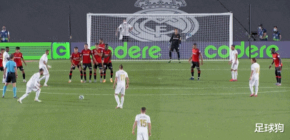 皇家马德里■疯狂2-0，皇马击溃保级队！4连胜力压巴萨重回榜首，武磊再收大礼