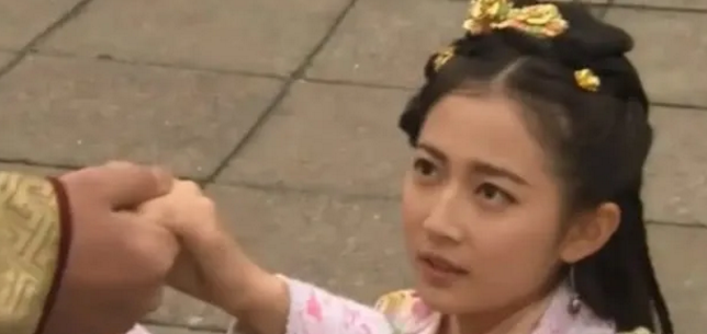 #陈钰琪#是金子就算在跑龙套时都会发光,陈钰琪还是群演时颜值就盖不住了