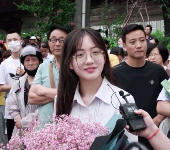 女孩|高考场外女孩成风景线,执花侯友,当网友见到所等的考生:打扰了