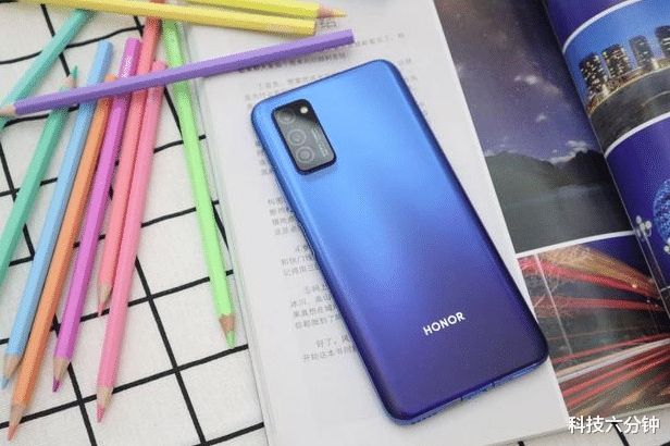 华为荣耀：华为扛不住了，荣耀V30Pro一夜沦为“小米价”，首批用户买早了