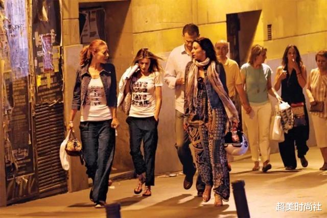 电影|西班牙王后衣品大下滑，穿松垮条纹衫约会看电影，头发毛躁像大妈