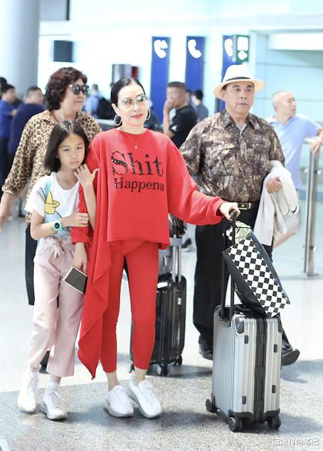 #钟丽缇#钟丽缇越来越自信！穿“体操裤”高调亮相，胯大腿粗藏不住肉感