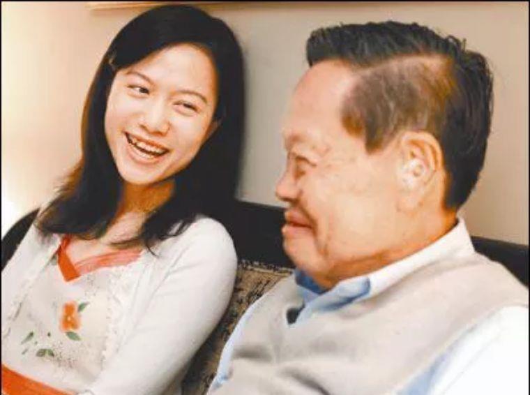 【翁帆】那个当年28岁便嫁给82岁杨振宁的翁帆，如今过得怎么样？