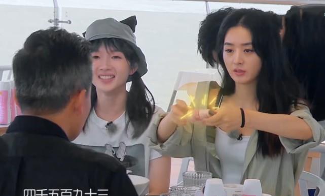 黄梅戏|赵丽颖李浩菲坐一块吃饭，两人坐姿成鲜明对比，妇女和少女的区别