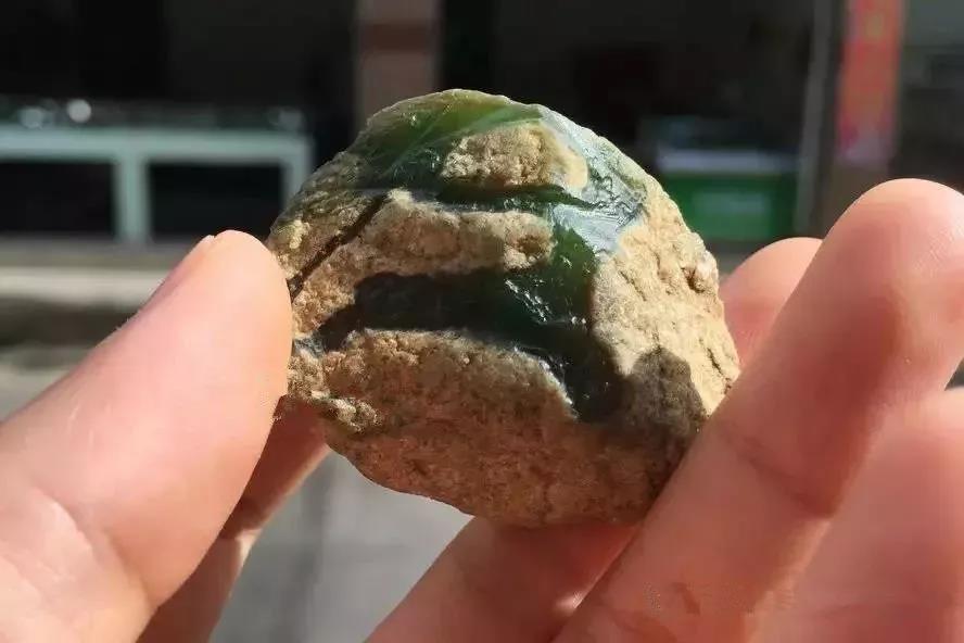 翡翠▲巡逻保安大叔巧遇翡翠原石，开窗黄加绿，成品让保安大叔往后衣锦无忧！