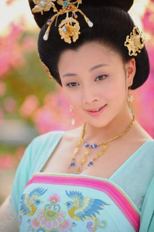 殷桃|她“年轻时”迷倒一片男人，不结婚也不生孩子，现在39岁甜的像一个水蜜桃!