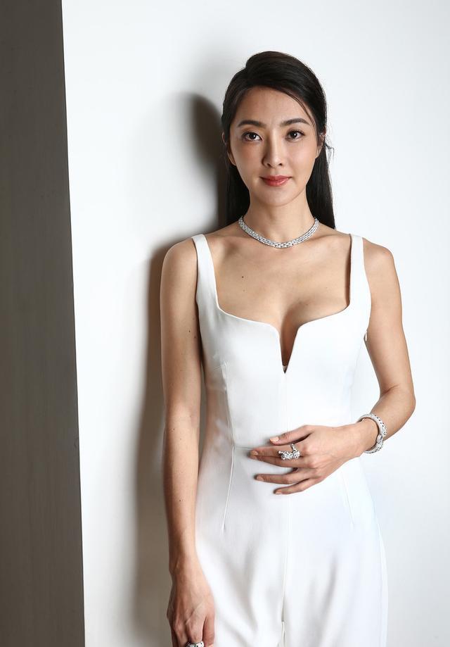 曹格妻子吳速玲，穿白色“開胃裙”拍寫真，生倆娃身材依然豐盈-圖3